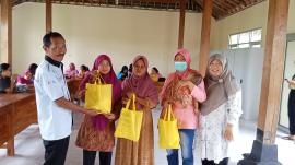 Penyaluran Pemberian Makanan Tambahan (PMT) Balita di Kalurahan Bandung